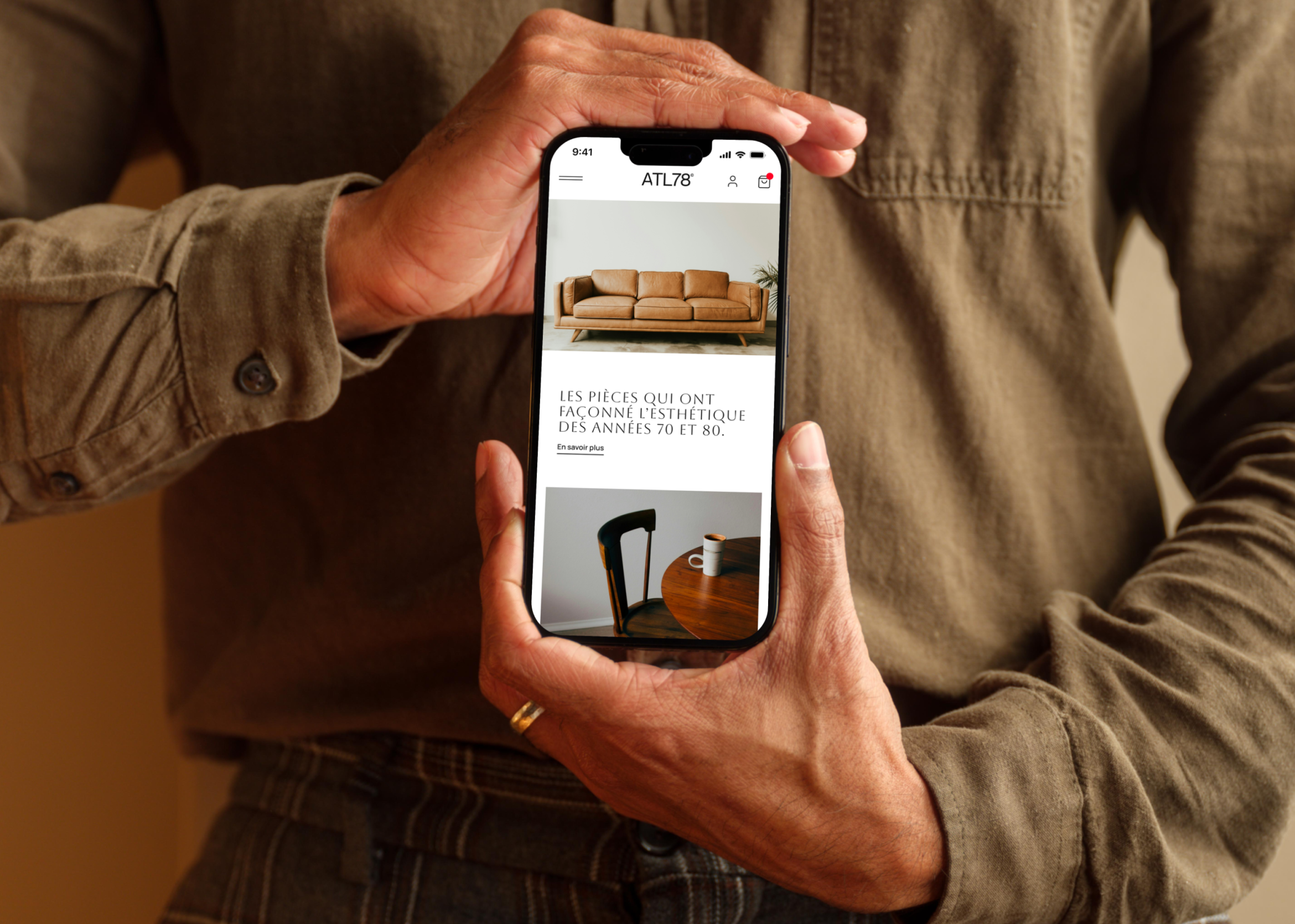 img-ATL78-Hands-Mobile